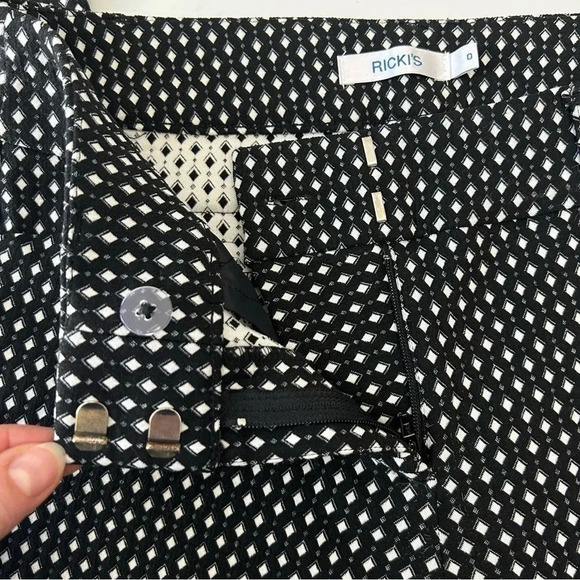 Ricki’s Pants Slim Fit Cropped Ankle Zipper Stretch Black & White Size 0 - Picture 9 of 14